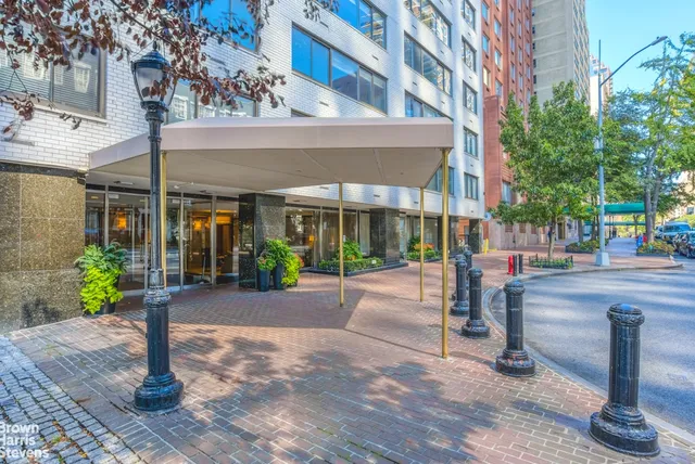 $1,100,000 | 530 East 72nd Street, Unit 19E | Lenox Hill