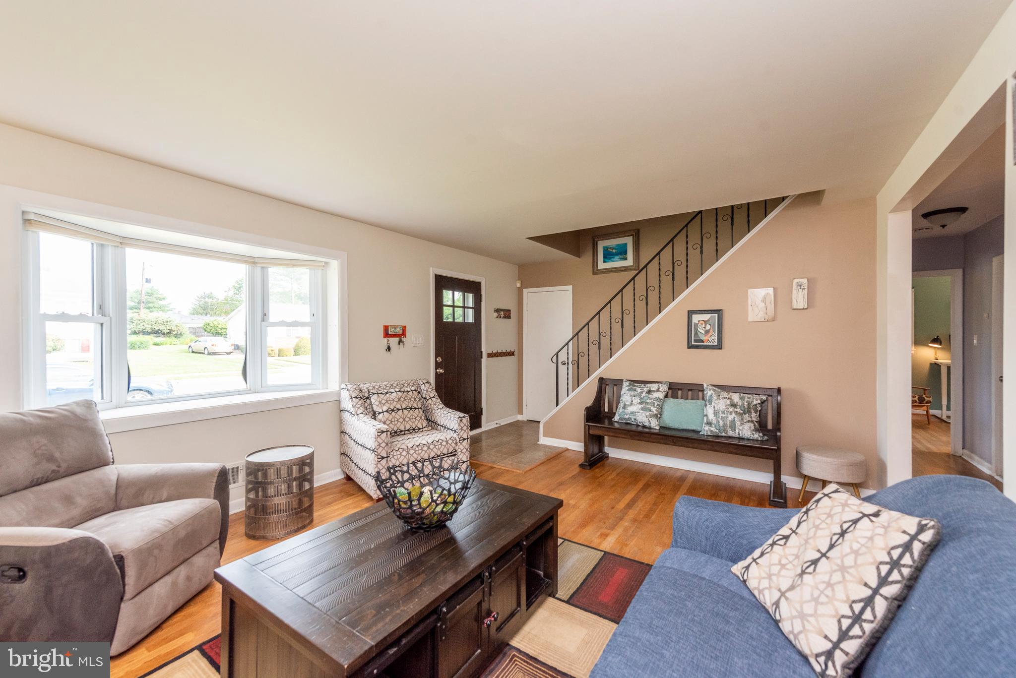 6023 Burnt Oak Road Baltimore, MD 21228 - Photo 2 of 36 Living Room