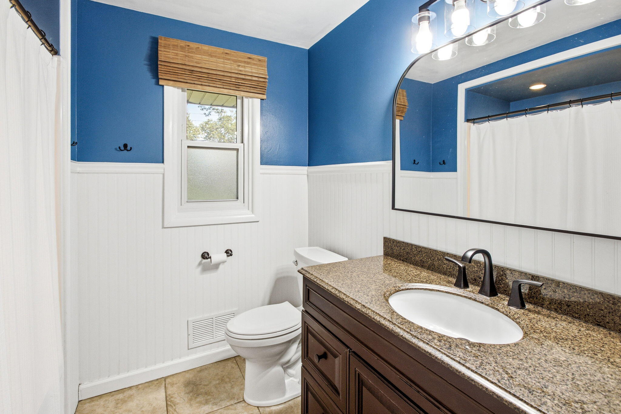 2813 East Hanley Road St. Joseph, MI 49085 - Photo 19 of 31 Bathroom