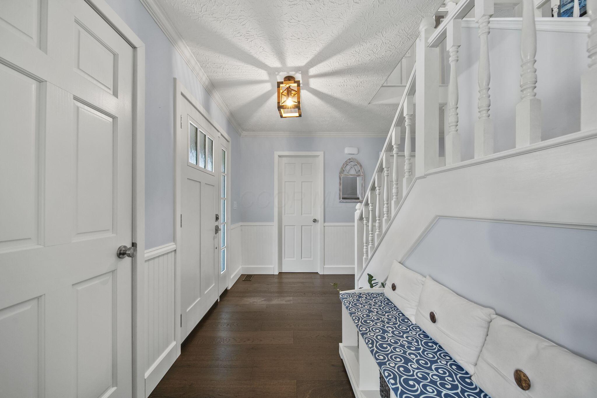 5369 Roscommon Road Dublin, OH 43017 - Photo 4 of 36 Entryway