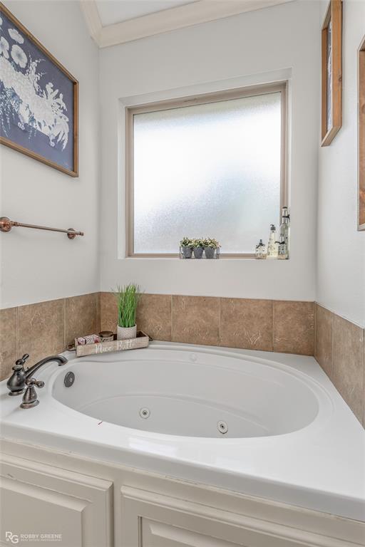 711 Reeds Reef Bossier City, LA 71112 - Photo 20 of 36 a bathroom with a bathtub and next to a window