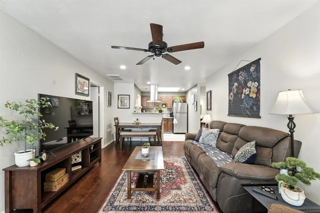 $339,999 | 3400 Kingswood Drive, Unit 19, Modesto, CA 95355