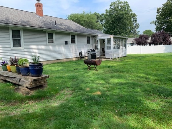 49 Varney Street Springfield, MA 01108 - Photo 4 of 15