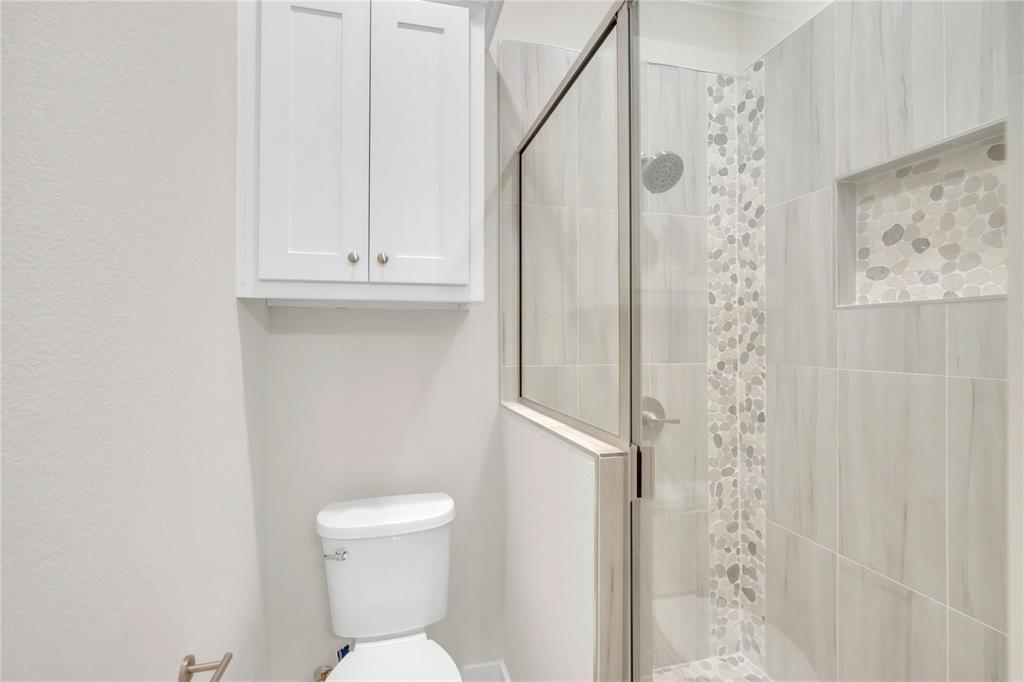 1028 Henry Way Springtown, TX 76082 - Photo 32 of 40 a bathroom with a toilet and a shower curtain
