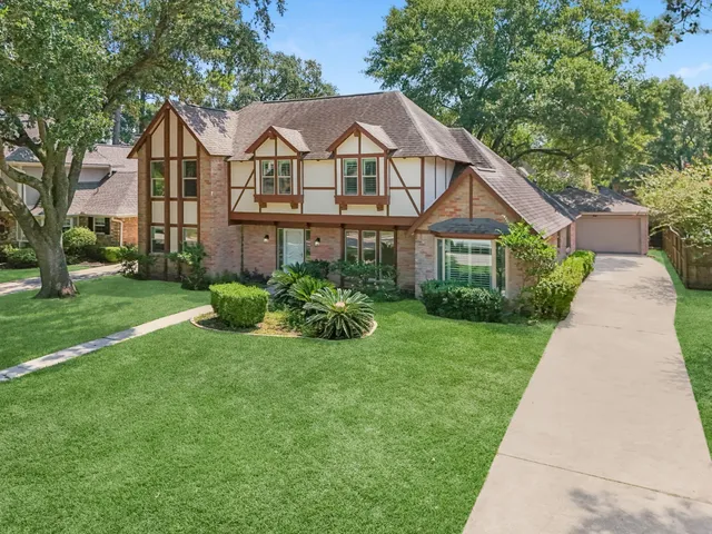 a view of a yard in front of house
