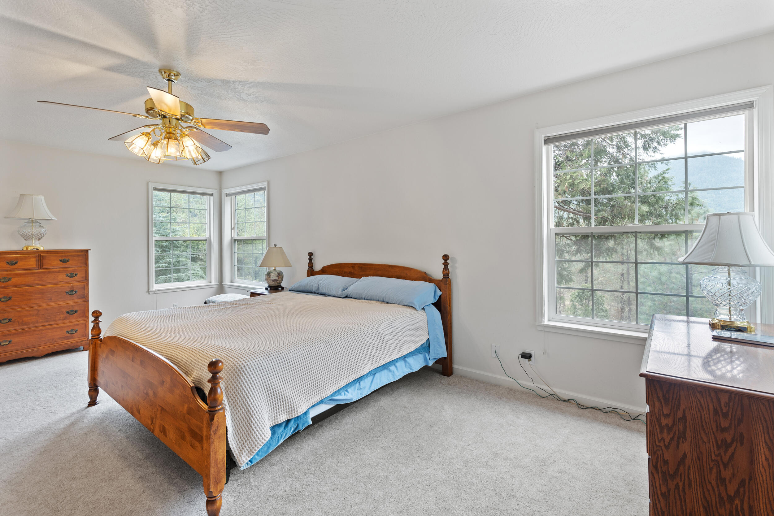 280 Naturescape Road Grants Pass, OR 97527 - Photo 18 of 60 Primary Bed
