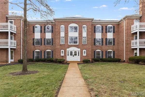 $197,500 | 974 Claytonbrook Drive, Unit 1A, Ballwin, MO 63011