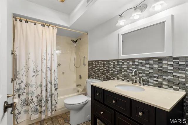 $209,900 | 974 Claytonbrook Drive, Unit 1A, Ballwin, MO 63011