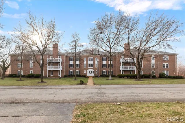 $209,900 | 974 Claytonbrook Drive, Unit 1A, Ballwin, MO 63011