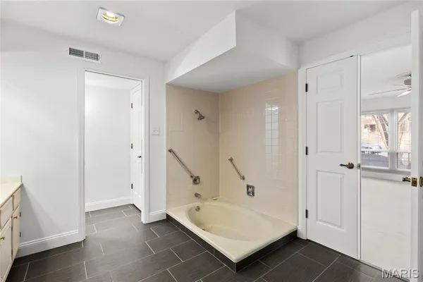$197,500 | 974 Claytonbrook Drive, Unit 1A, Ballwin, MO 63011