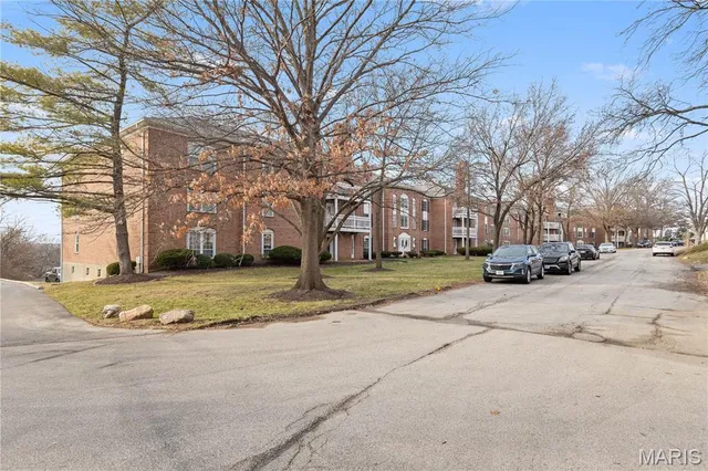 $209,900 | 974 Claytonbrook Drive, Unit 1A, Ballwin, MO 63011