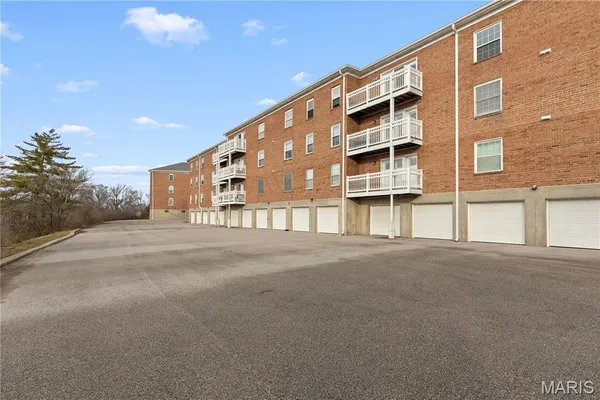 $197,500 | 974 Claytonbrook Drive, Unit 1A, Ballwin, MO 63011