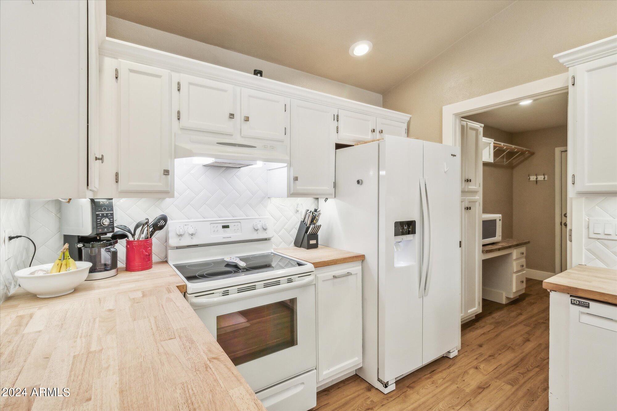 4153 East Wayland Road Phoenix, AZ 85040 - Photo 12 of 26 Kitchen 2