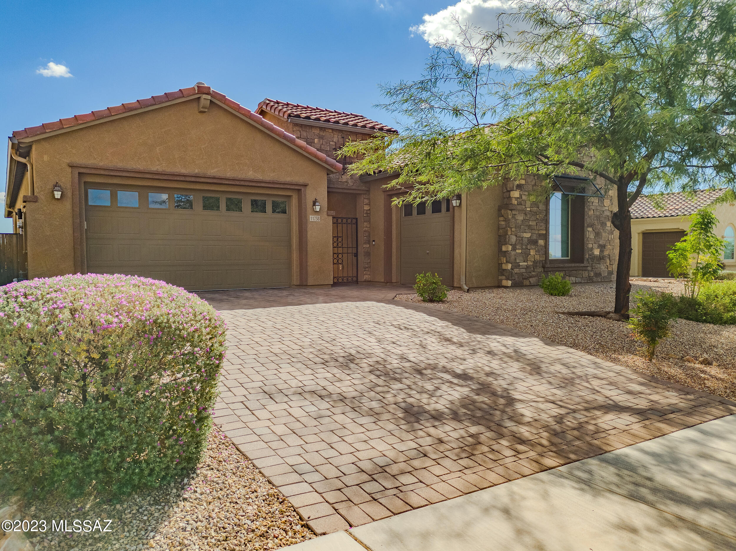 11758 North Raphael Way Tucson, AZ 85742 - Photo 3 of 41 Gallery Image 3