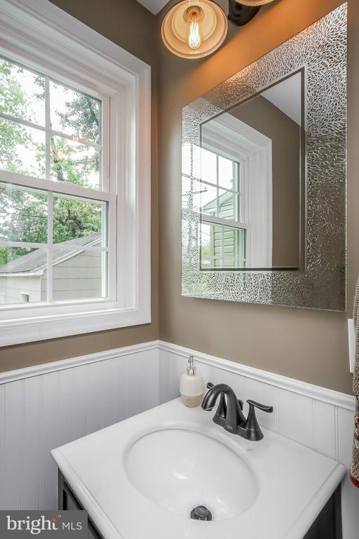 211 South Tyrone Road Baltimore, MD 21212 - Photo 6 of 30 Bath