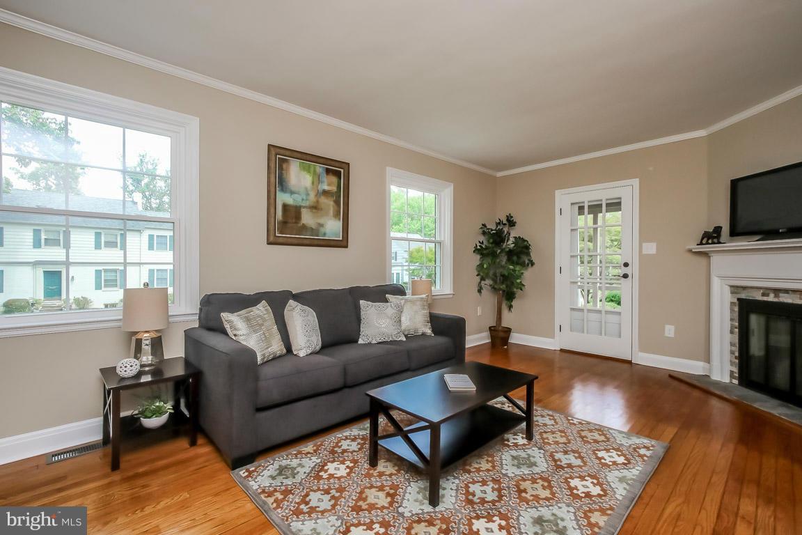 211 South Tyrone Road Baltimore, MD 21212 - Photo 8 of 30 Living Room