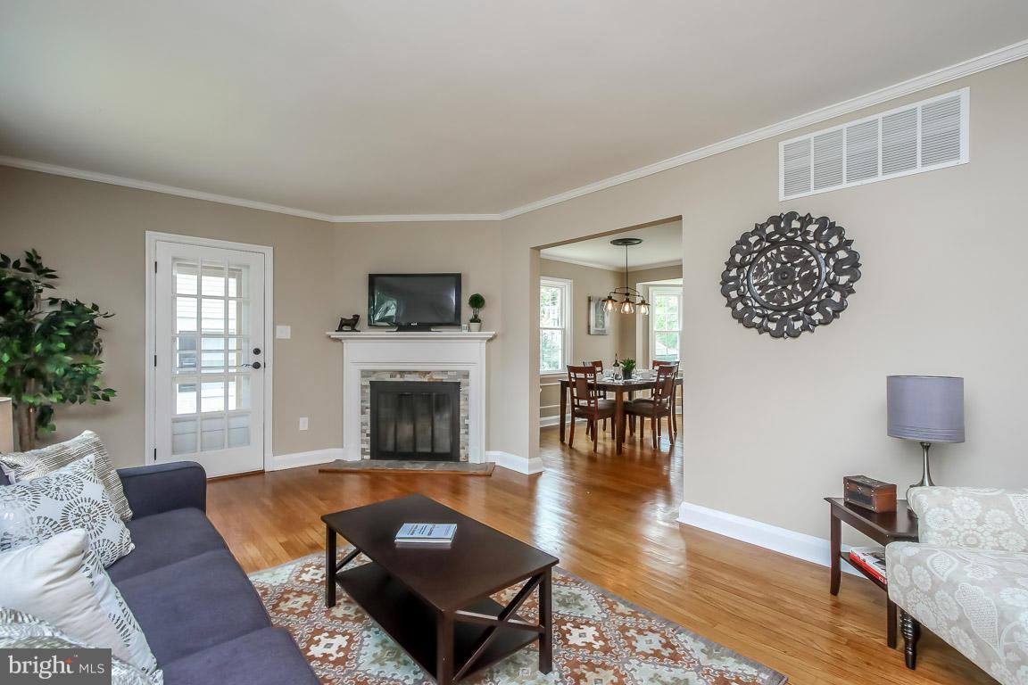 211 South Tyrone Road Baltimore, MD 21212 - Photo 10 of 30 Living Room