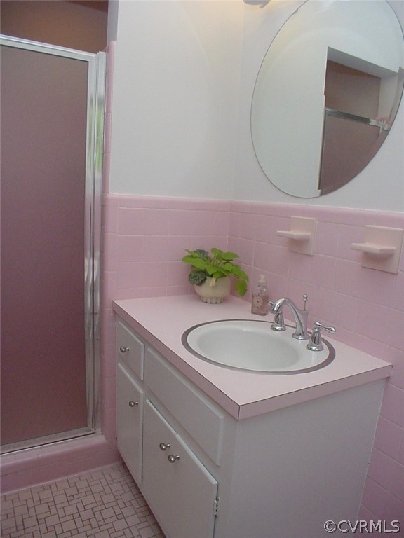 8420 Larkspur Road North Chesterfield, VA 23235 - Photo 24 of 47 Master bath has new lighting, mirror & shower door