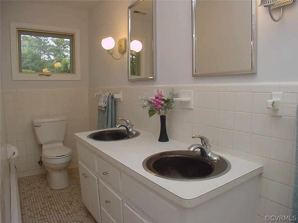 8420 Larkspur Road North Chesterfield, VA 23235 - Photo 28 of 47 Hall bathroom has ceramic tile, window & new mirro