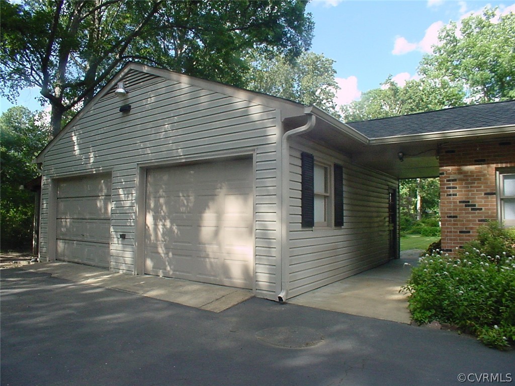 8420 Larkspur Road North Chesterfield, VA 23235 - Photo 36 of 47 24'x24' Garage/workshop is attached to the house b
