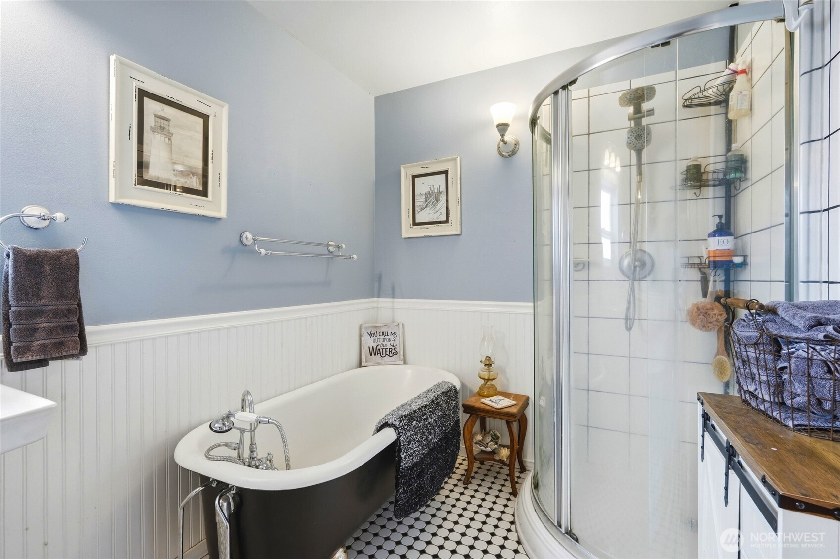 5334 Tenneson Road Sedro-Woolley, WA 98284 - Photo 14 of 39 a bathroom with a sink and a bathtub