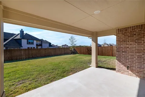 a view of an house with backyard