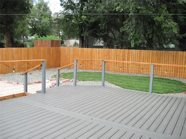 a view of a backyard