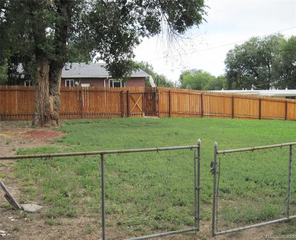 a view of a backyard