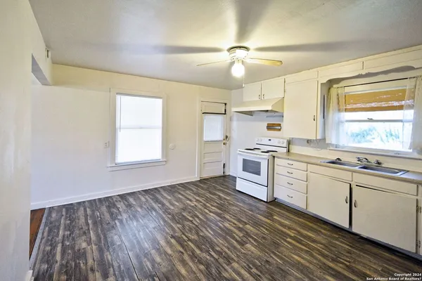 $1,325 | 303 East Faust Street, New Braunfels, TX 78130