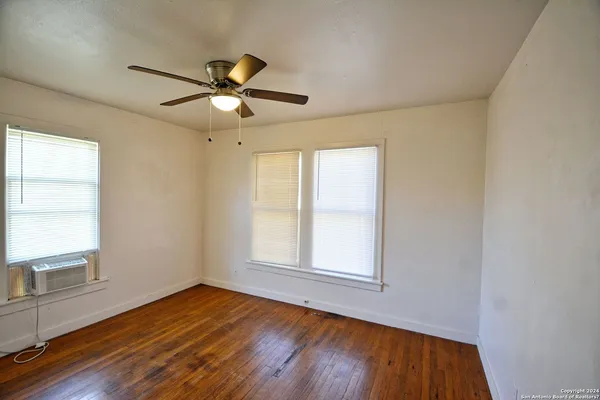 $1,325 | 303 East Faust Street, New Braunfels, TX 78130