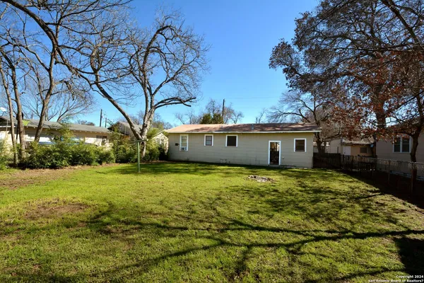 $1,325 | 303 East Faust Street, New Braunfels, TX 78130