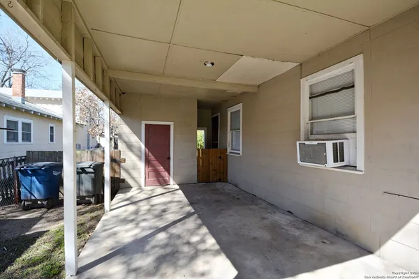 $1,325 | 303 East Faust Street, New Braunfels, TX 78130
