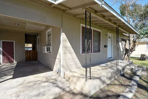 $1,325 | 303 East Faust Street, New Braunfels, TX 78130