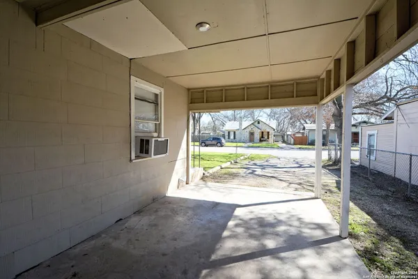 $1,325 | 303 East Faust Street, New Braunfels, TX 78130