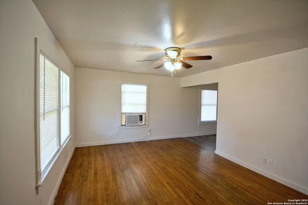 $1,325 | 303 East Faust Street, New Braunfels, TX 78130