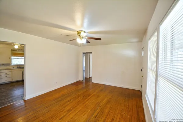 $1,325 | 303 East Faust Street, New Braunfels, TX 78130