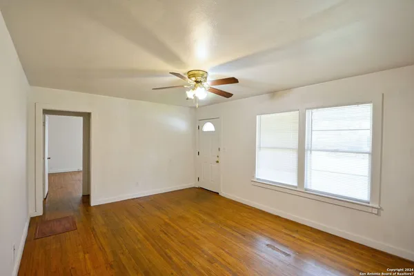 $1,325 | 303 East Faust Street, New Braunfels, TX 78130