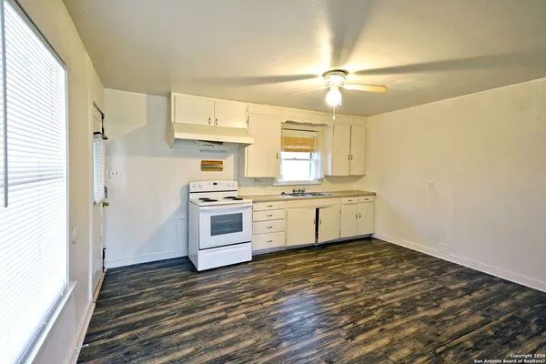 $1,325 | 303 East Faust Street, New Braunfels, TX 78130