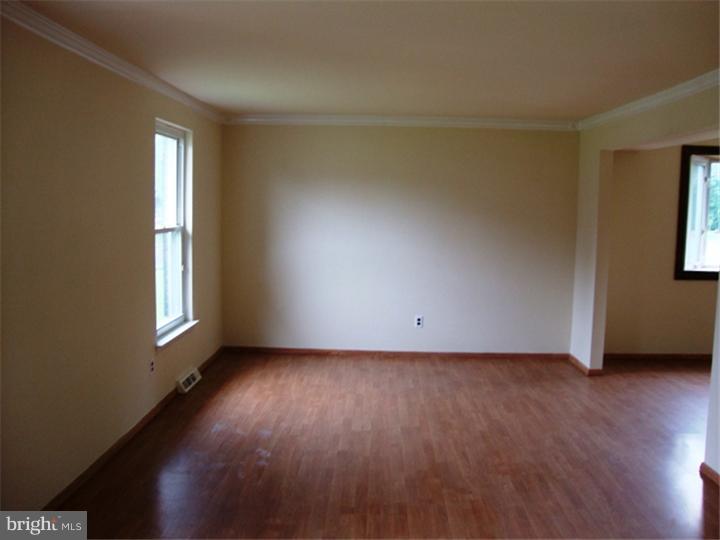 373 Bloomfield Road Warminster, PA 18974 - Photo 3 of 21 Living Room