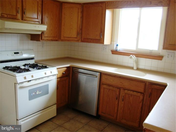 373 Bloomfield Road Warminster, PA 18974 - Photo 6 of 21 Kitchen