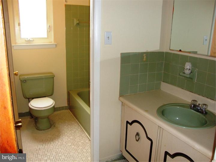 373 Bloomfield Road Warminster, PA 18974 - Photo 9 of 21 Bathroom