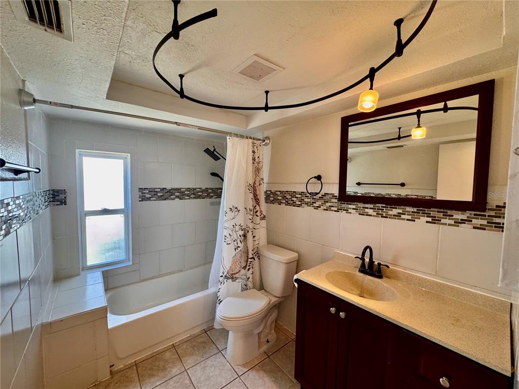 3902 Glissade Drive New Port Richey, FL 34652 - Photo 11 of 26 a bathroom with a sink a toilet and bathtub