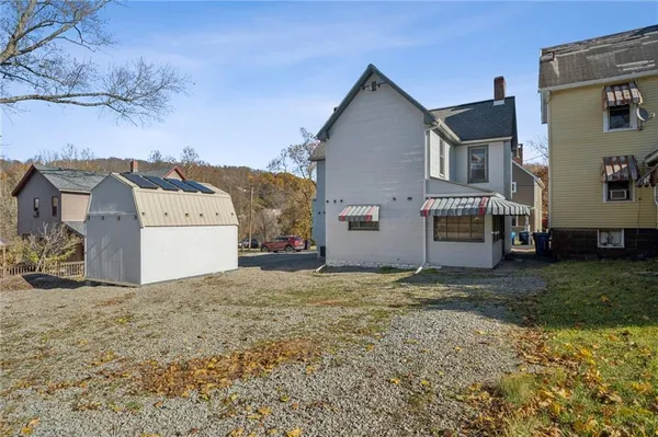 a view of a house with a yard
