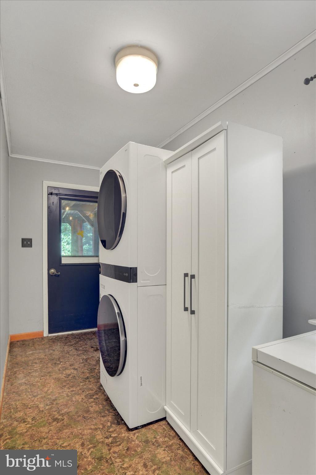 273 West Ridge Road Elizabethtown, PA 17022 - Photo 9 of 20 a view of a bedroom with washer and dryer