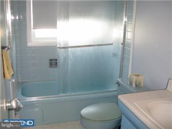 31 Hamlet Road Levittown, PA 19056 - Photo 11 of 12 Bathroom