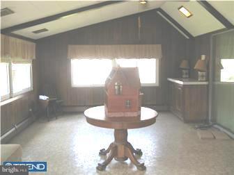 31 Hamlet Road Levittown, PA 19056 - Photo 12 of 12 Family Room