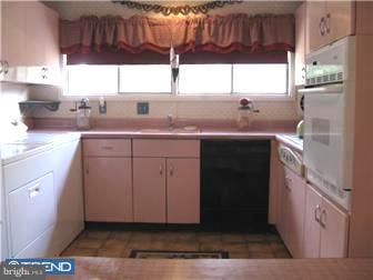 31 Hamlet Road Levittown, PA 19056 - Photo 4 of 12 Kitchen
