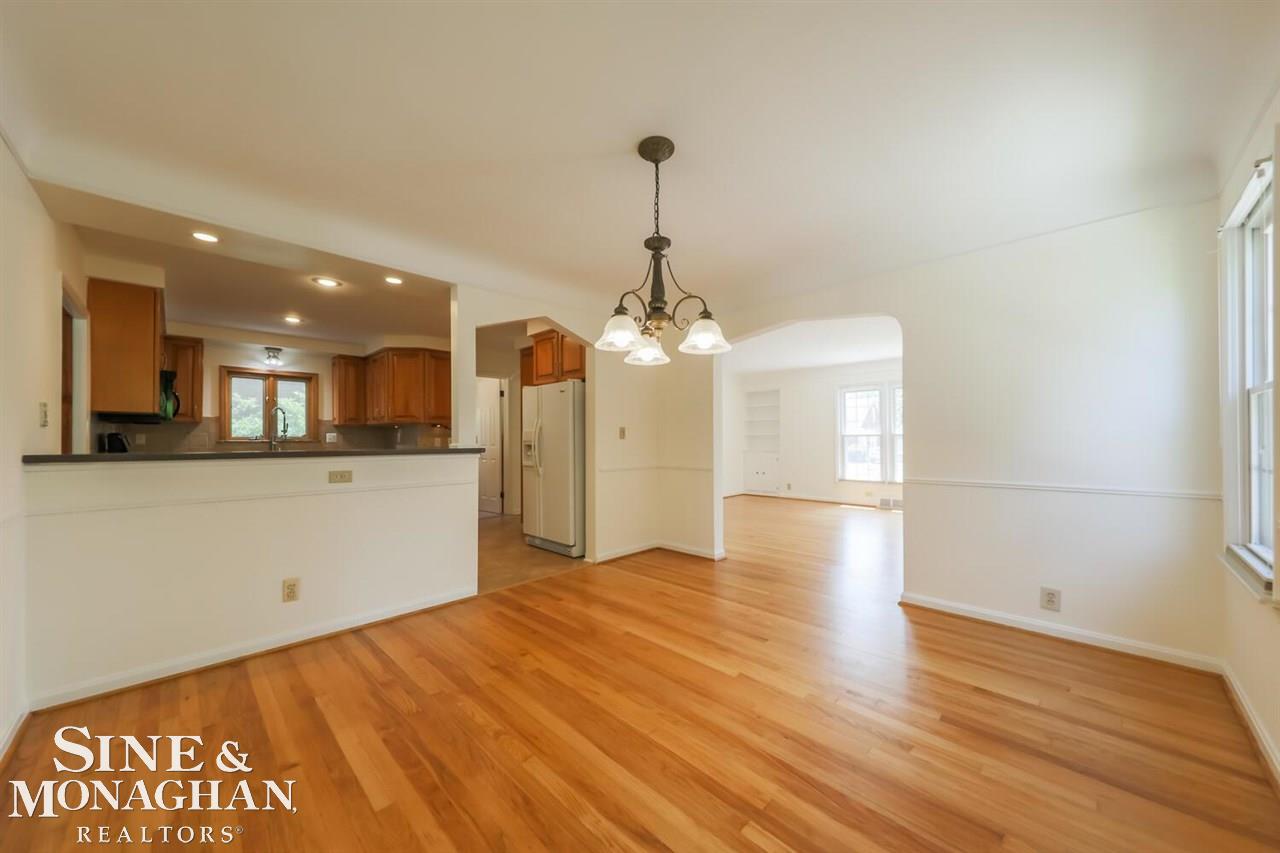 1928 Prestwick Road Grosse Pointe, MI 48236 - Photo 20 of 46 50045017-19.JPG
