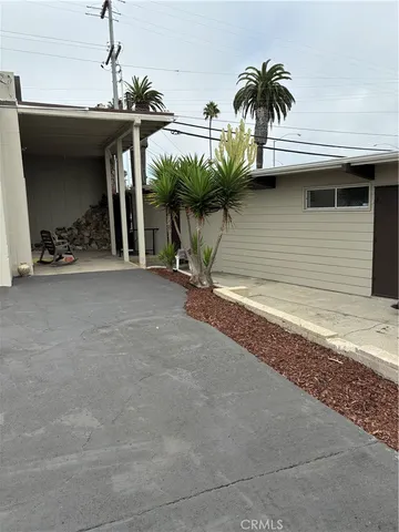 a view of entryway and hall