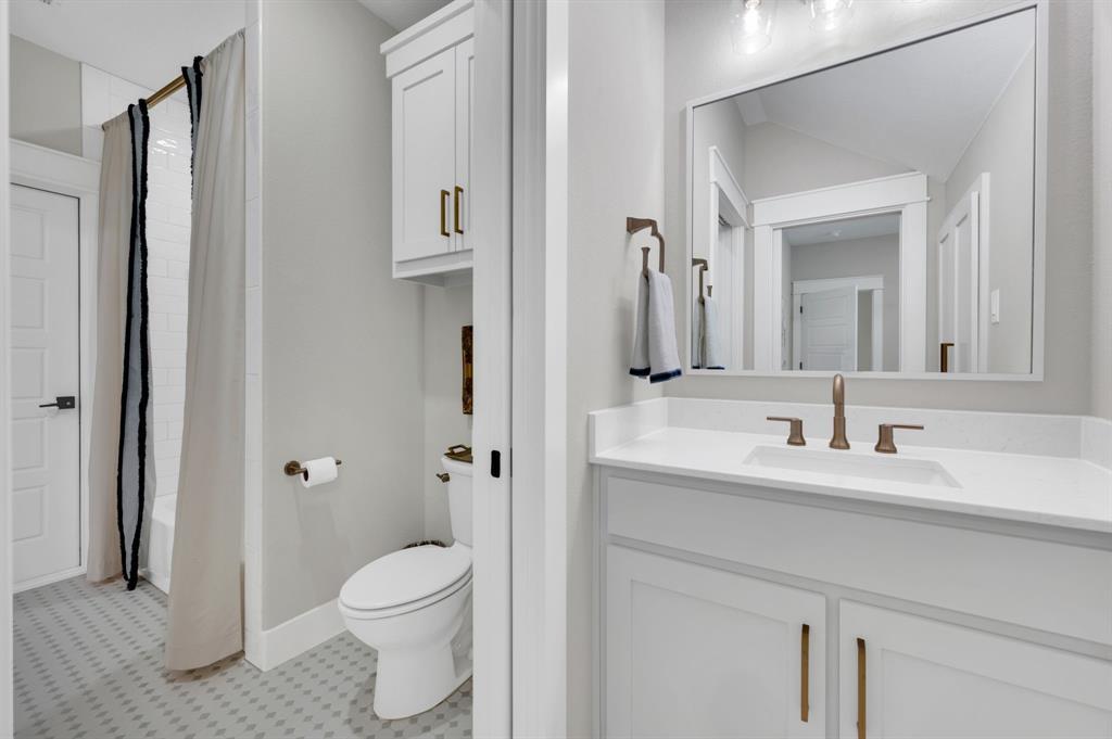 2218 Somercrest Place Midlothian, TX 76065 - Photo 32 of 40 Full bath upstairs